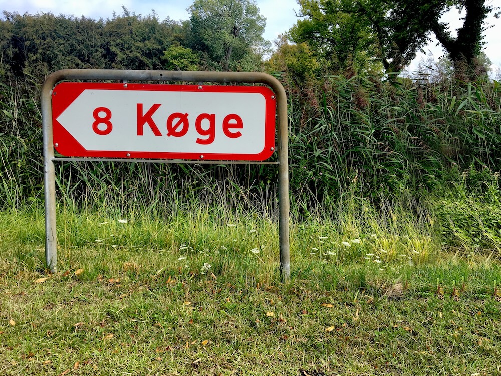 Skilt, der peger mod Køge